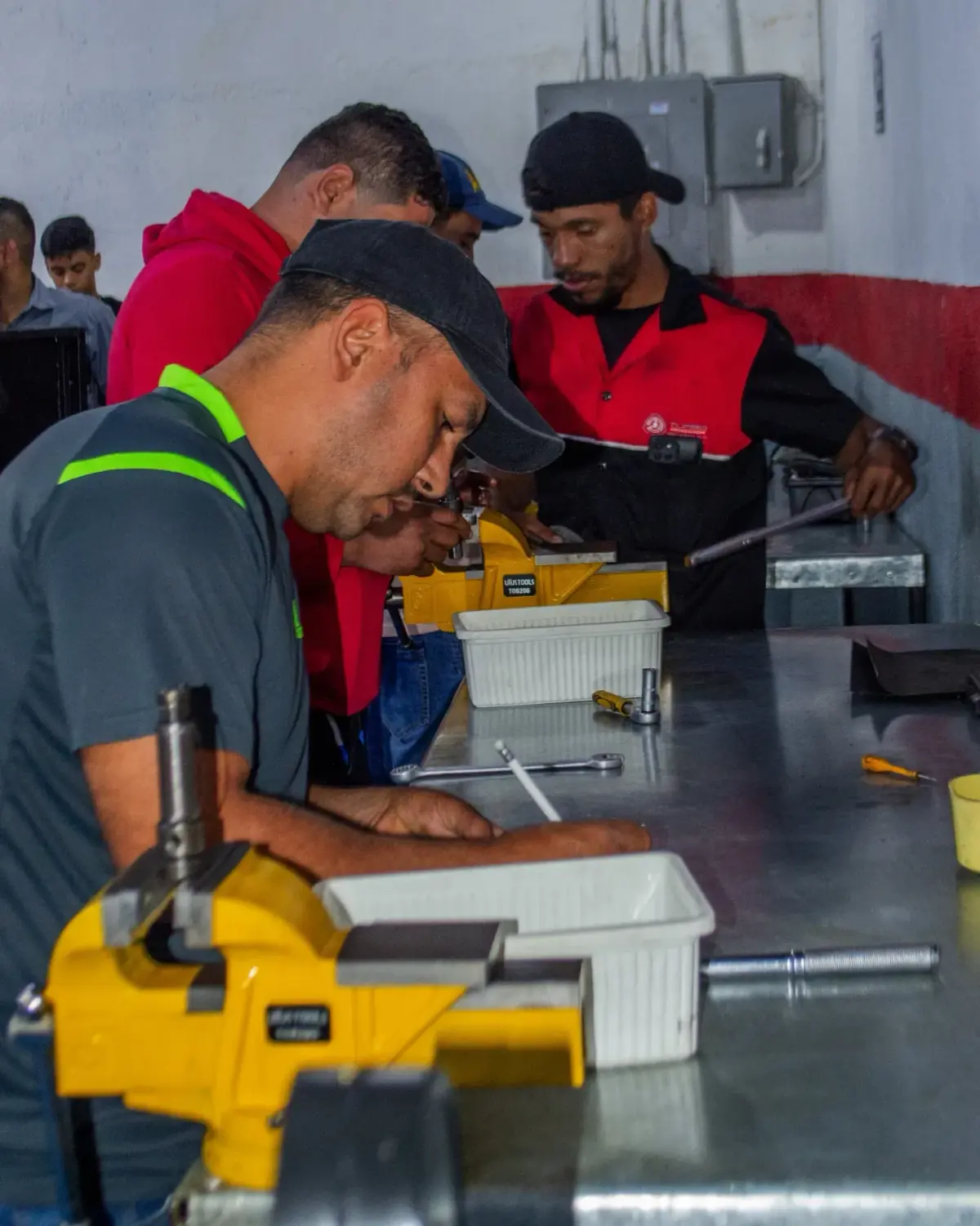 Varios participantes trabajando en la mesa de banco durante la jornada