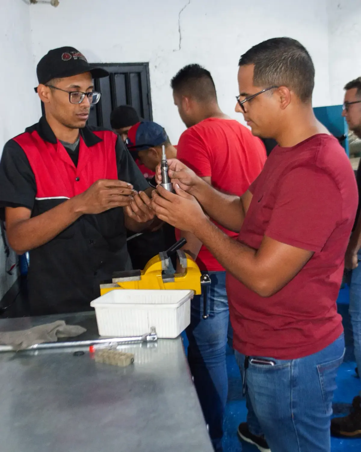 Instructor de Turbo Inyección Botardo mostrando un inyector a un participante