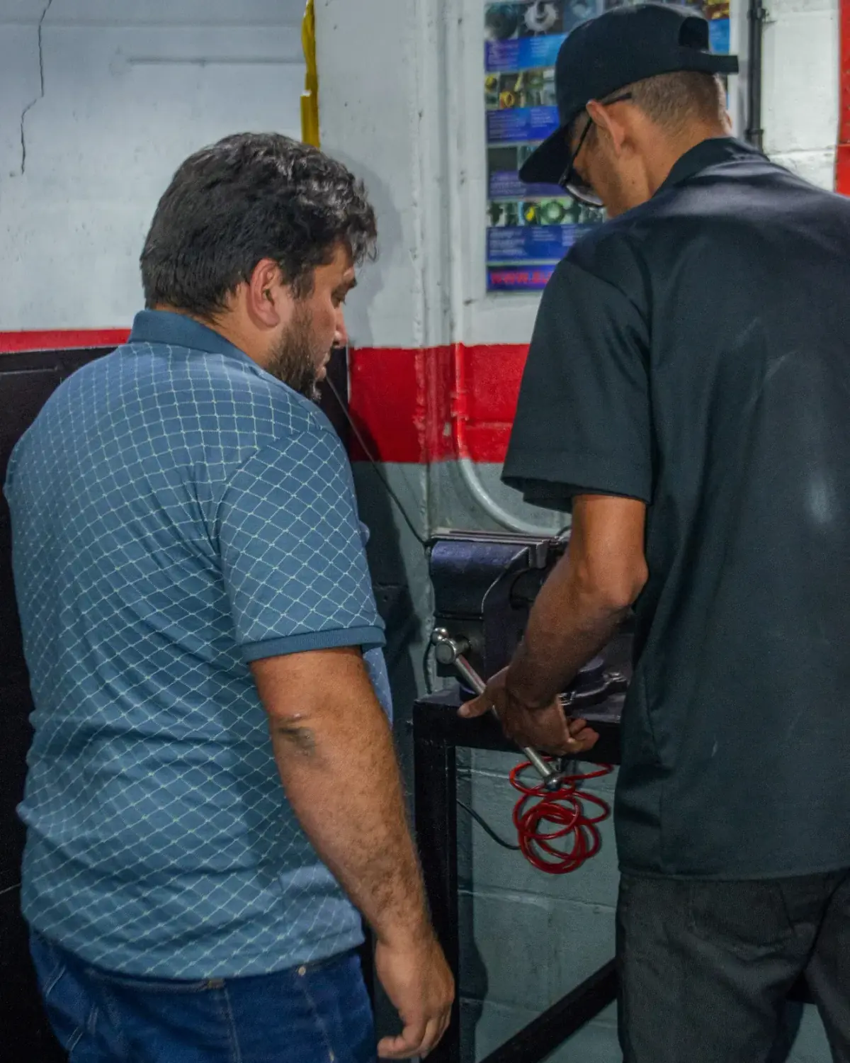 Dos participantes operando el banco de pruebas de inyectores
