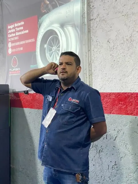 Participantes durante la práctica del curso de turbos en el taller