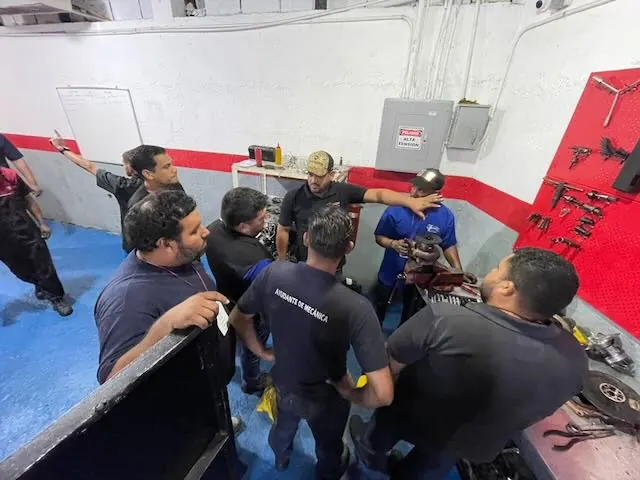 Grupo de participantes reunido alrededor de un turbo durante la práctica