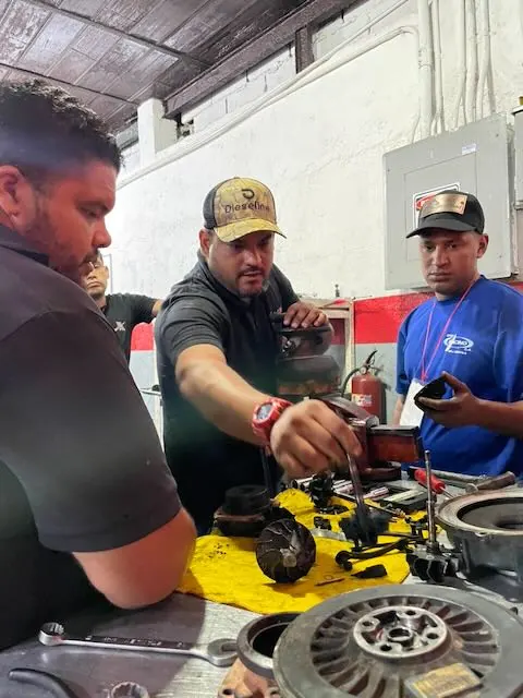Participantes durante la práctica del curso de turbos en el taller