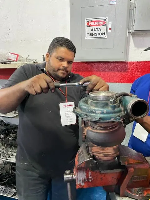 Participantes durante la práctica del curso de turbos en el taller