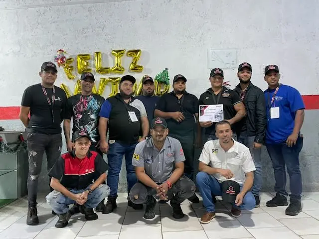 Grupo del curso de turbos 2023 reunido con el certificado del curso