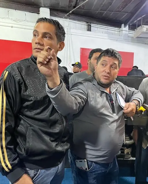 Dos participantes conversando durante la práctica del curso de turbos